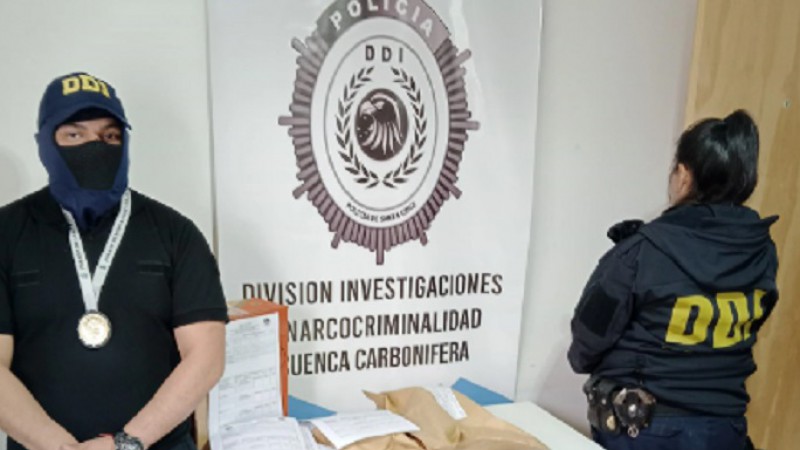 En la localidad de Ro Turbio se concretaron allanamientos vinculados a una denuncia de abuso sexual contra una menor de edad, en donde un docente est bajo investigacin.