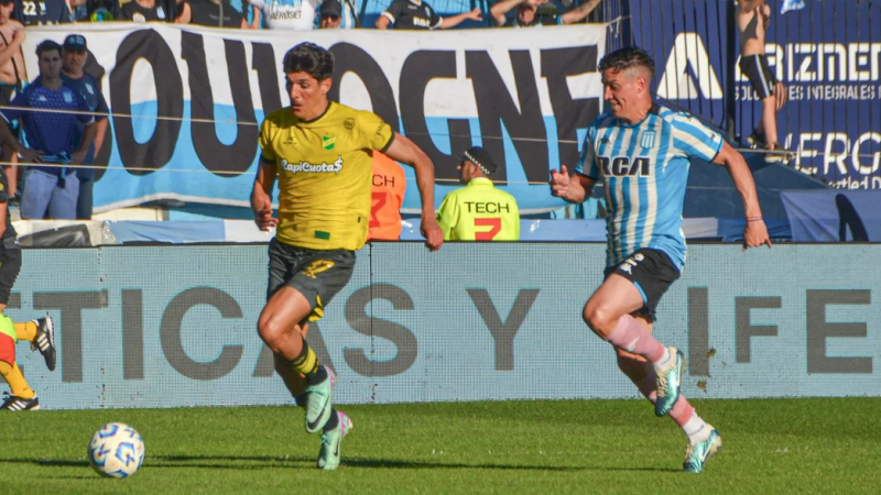 Gabriel Alans de Defensa y Justicia controla el baln ante Nazareno Colombo de Racing. 