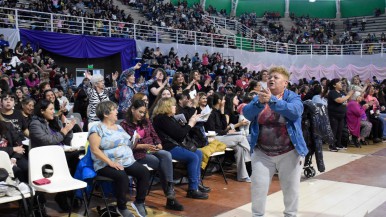 Por los festejos por el Día de la Madre, el Municipio realizo un té bingo en Río Gallegos  