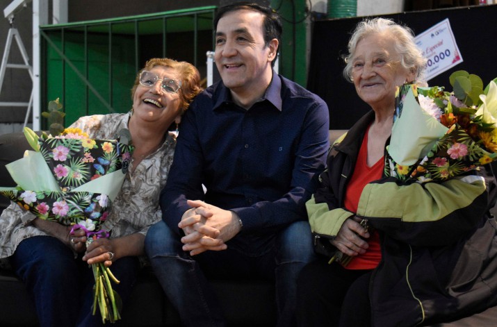 Pablo Grasso junto a dos vecinas en el t bingo. Gentileza Municipalidad de Ro Gallegos.&nbsp;