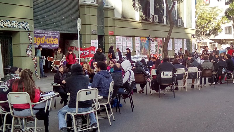 Universitarios preparan clases pblicas en la Plaza de Mayo: estudiarn frente al despacho de Milei