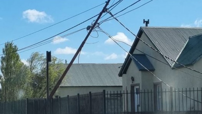 Un poste de luz cado en Ro Gallegos. Foto: redes sociales. 