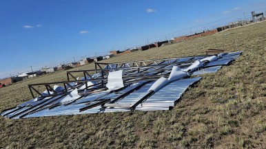 Alerta por fuertes vientos en Río Gallegos: se voló el techo de una casa y los vecinos buscan al dueño  