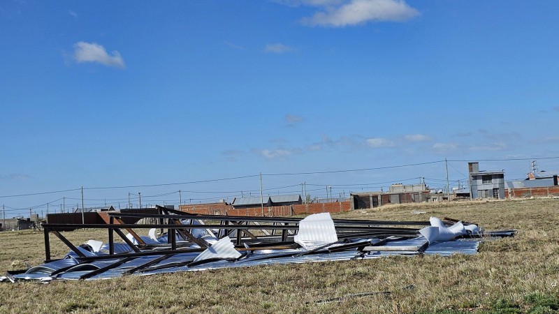 Alerta naranja por vientos en Ro Gallegos generaron asistencias y voladuras de techos