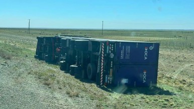 Por los fuertes vientos, volcó un camión de OCA cerca de La Esperanza y Bomberos de El Calafate fue a auxiliar  