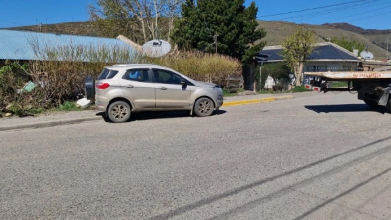 Por los fuertes vientos, un auto impact contra una vivienda en una localidad de Santa Cruz 