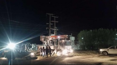 Santa Cruz: por las ráfagas de viento, hubo corte en el suministro de agua, dos postes cayeron arriba de automóviles y SPSE intervino en decenas de reclamos 