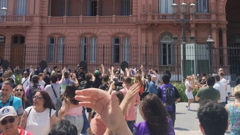 Milei sali al balcn de la Casa Rosada por su cumpleaos y tuvo que huir por el repudio de los universitarios 