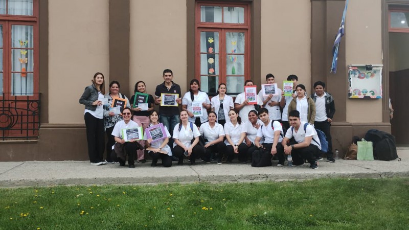 Estudiantes realizaron panfleteada en Puerto Santa Cruz alertando sobre la situacin de la Universidad