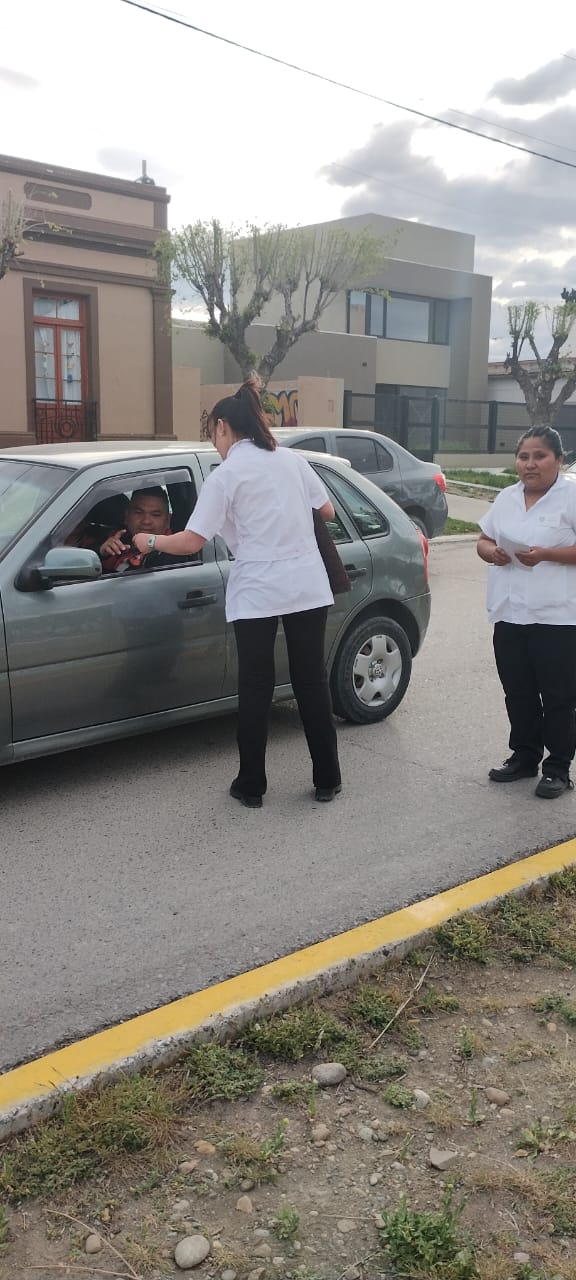 Estudiantes realizaron panfleteada en Puerto Santa Cruz alertando sobre la situacin de la Universidad