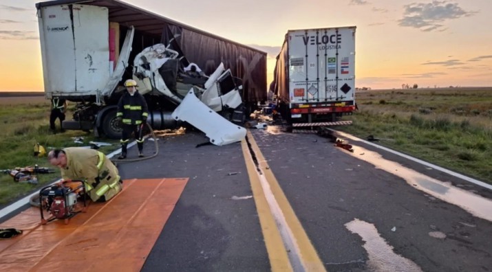 Choque de camiones sobre Ruta 14 dej un chofer muerto