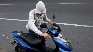 Santa Cruz: en pleno centro, a bordo de una moto, con los rostros cubiertos y armados, les robaron sus celulares a un grupo de adolescentes  