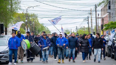 Trabajadores nucleados en Luz y Fuerza movilizaron en Río Gallegos en rechazo a la oferta salarial