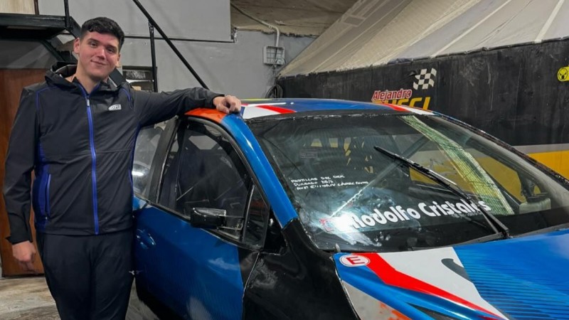 Thiago Martnez junto al Toyota Corolla. Foto: redes sociales. 