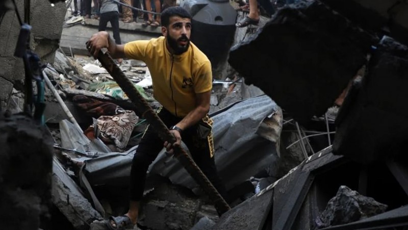 Un palestino busca entre los escombros tras el ataque. Fotografa Xinhua