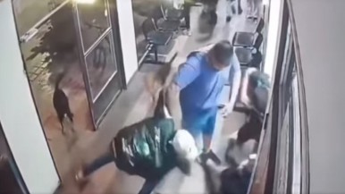 Video en hospital de Santa Cruz: tres hombres ingresaron al nosocomio y le pegaron de manera salvaje en la guardia 