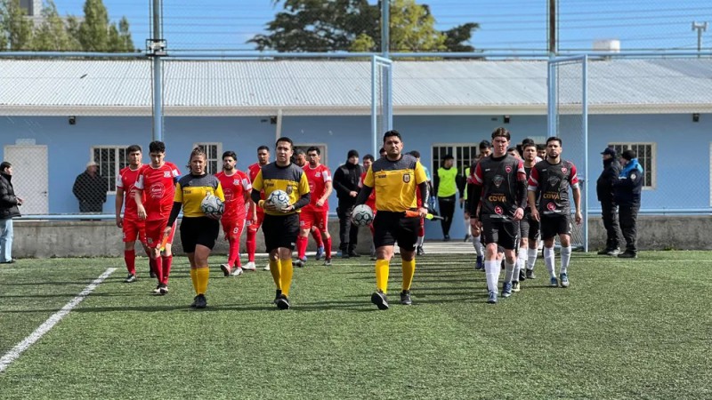 El ingreso de los equipos en la cancha de Hispano