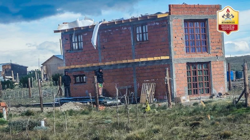 Bomberos intervienen ante voladuras de techos en diferentes puntos de Santa Cruz 