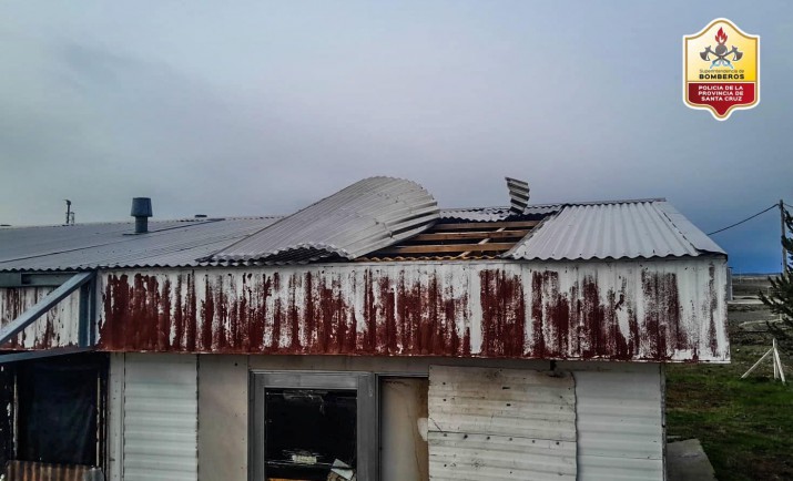 Bomberos intervienen ante voladuras de techos en diferentes puntos de Santa Cruz 