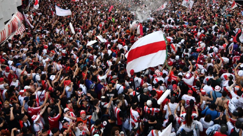 Banderazo en River de cara a la revencha de la Semifinal: los jugadores salieron a cantar con los hinchas