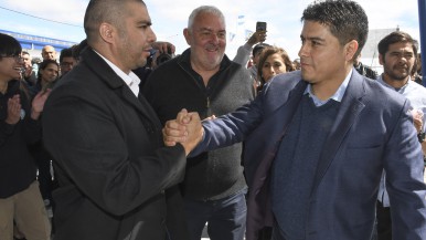 El gobernador dijo que Santa Cruz "puede salir adelante" y que lo está haciendo la Escuela del Viento "es marcar postura" 