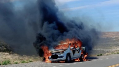 En plena meseta de la ruta 25, se prendió fuego una camioneta Amarok y se desconocen las causas  