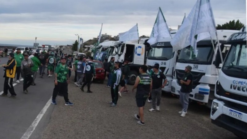 Decenas de camiones quedaron inmovilizados en el acceso norte de Santa Cruz 