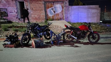 Santa Cruz: realizaron varios allanamientos, encontraron motos, varios elementos y un menor fue demorado