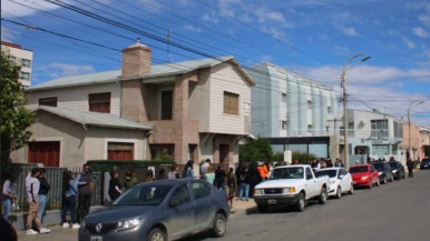 Desempleo en Río Gallegos: extensa fila por un puesto administrativo en una reconocida clínica