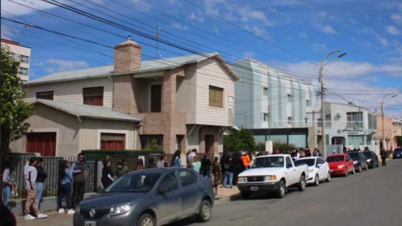 Desempleo en Ro Gallegos: extensa fila por un puesto administrativo en una reconocida clnica