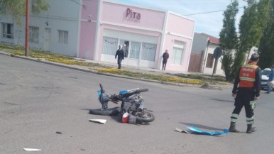 Nuevo choque en Río Gallegos: un joven de 17 años, que conducía una moto, terminó hospitalizado  