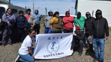 Despidos en una planta procesadora de Santa Cruz que reabrió hace poco y exporta a Europa: los trabajadores bloquean la salida de camiones 