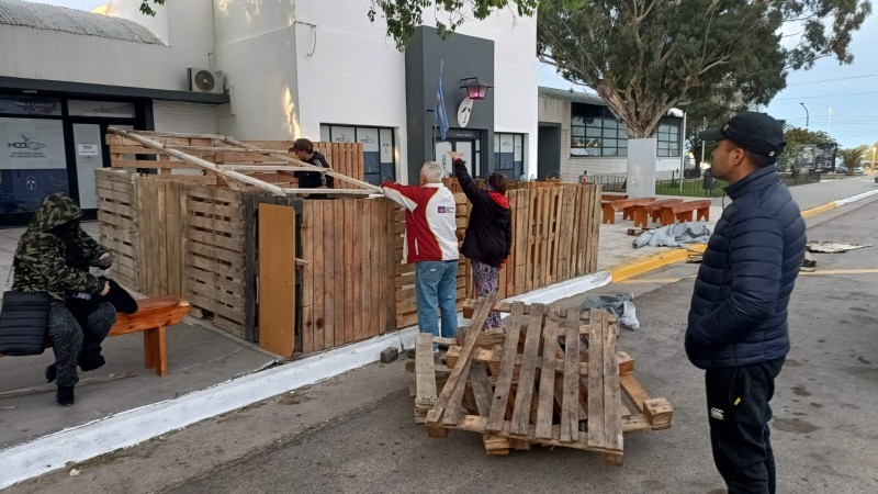 Municipales acampan frente al deliberante de Caleta Olivia. 