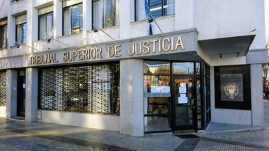 Santa Cruz: sumariaron a una trabajadora judicial por avisarle a su pareja que sería allanada, y la investigan, junto a abogados, por presunta venta de información  