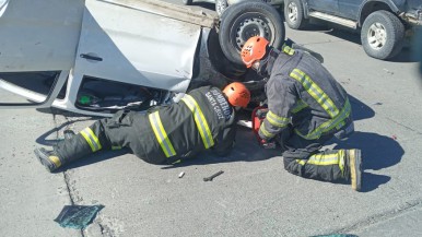 Espectacular choque y vuelco en Río Gallegos: qué informó la policía 