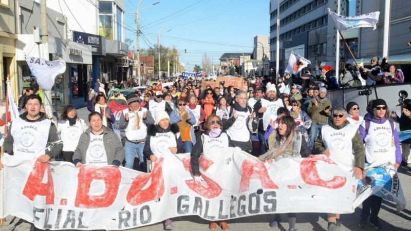 Conflicto docente en Santa Cruz: Trabajo le da tres das a ADOSAC para hacer un descargo por incumplir la conciliacin y le impuso una multa de 5 mil pesos  