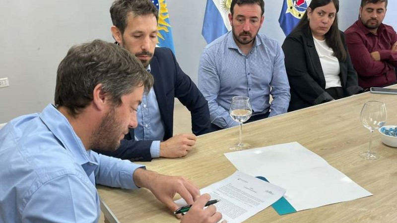 El Intendente Juan Ral Martnez hizo efectiva la firma de la adenda con la empresa ABO Energy Argentina S.A.