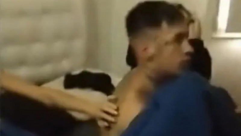 El vdeo de la detencin de L-Gante: estaba en la cama con dos mujeres cuando lo arrestaron  