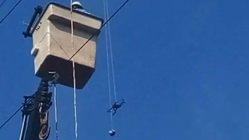 Usaban un dron para meter droga en un reconocido penal y qued enredado en los cables de luz