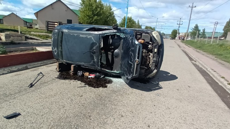 Santa Cruz: hubo un choque, vuelco y Bomberos tuvo que rescatar a una mujer que haba quedado atrapada