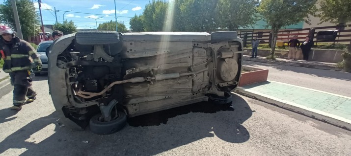 Santa Cruz: hubo un choque, vuelco y Bomberos tuvo que rescatar a una mujer que haba quedado atrapada