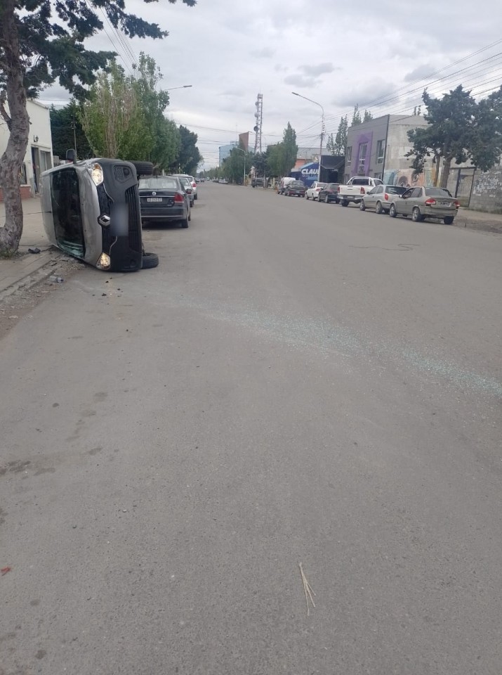 El domingo comenz con un fuerte choque y vuelco en el Centro de Ro Gallegos