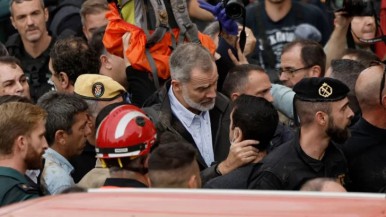 El rey Felipe VI viajó a Valencia tras las trágicas inundaciones y fue recibido con gritos e insultos