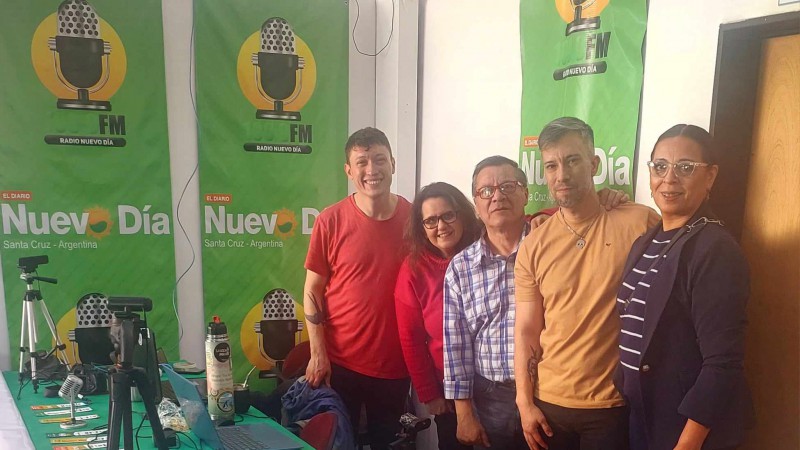 Parte del equipo de Nuevo Da que trabaja en la Feria del Libro