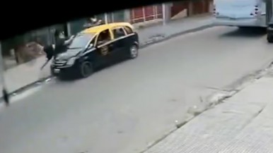 Video: un taxista atropelló a una mujer con su bebé en brazos y se dio a la fuga