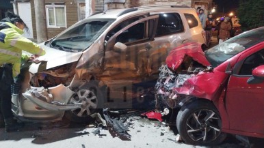 Violento accidente de tránsito durante la madrugada con un conductor trasladado al hospital