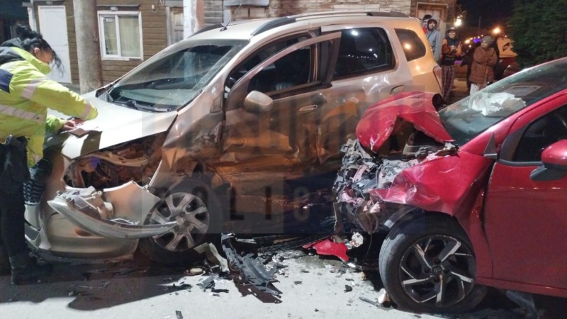 Violento accidente de trnsito durante la madrugada con un conductor trasladado al hospital