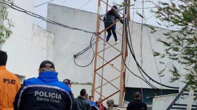 Dos mujeres de una cooperativa se treparon a una antena de Canal 9 para reclamar por trabajo 