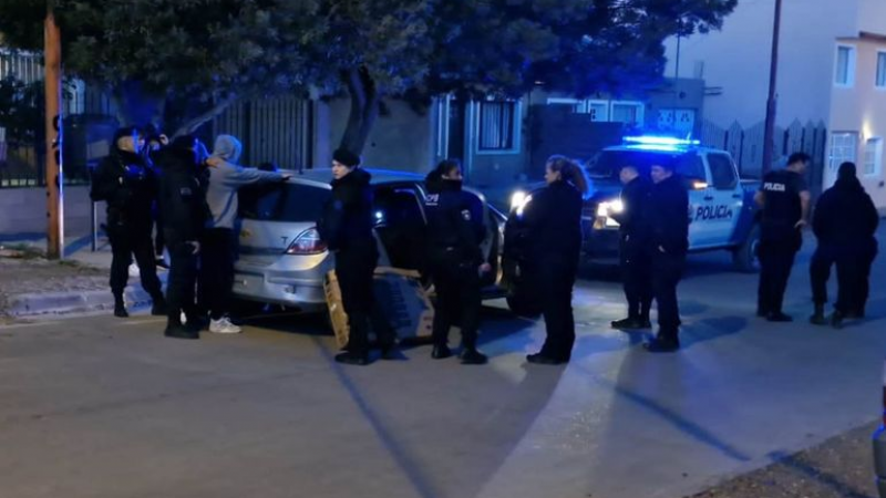 Detienen a tres individuos y les incautan dos armas de fuego en Santa Cruz 