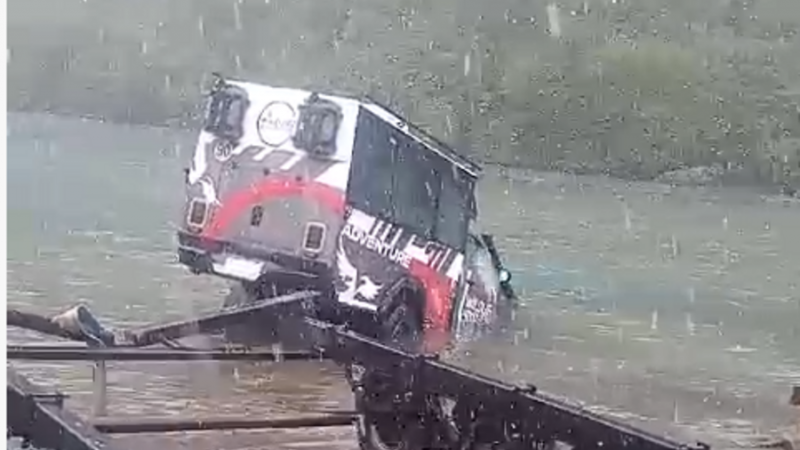 Turistas tuvieron que ser rescatados de una camioneta en el Lago del Desierto